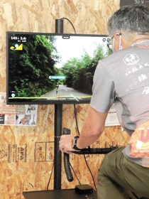 実際の六甲山のサイクリングコースを映像で楽しめるバーチャルサイクリング。「行ったきり、帰ってこなくていい」のが利点なのだとか=神戸市北区有馬町、カーザ・シクリズモ 実際の六甲山のサイクリングコースを映像で楽しめるバーチャルサイクリング。「行ったきり、帰ってこなくていい」のが利点なのだとか=神戸市北区有馬町、カーザ・シクリズモ