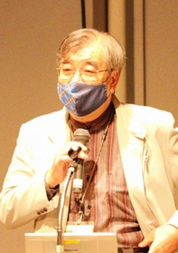 記念講演に登壇した岡泰正館長=神戸市東灘区向洋町中2 記念講演に登壇した岡泰正館長=神戸市東灘区向洋町中2