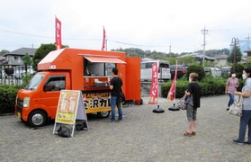 神戸市の実証実験で、キッチンカーの料理を買い求める住民ら=1日、西区月が丘5(市提供) 神戸市の実証実験で、キッチンカーの料理を買い求める住民ら=1日、西区月が丘5(市提供)