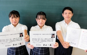 検定に合格した(右から)北風日渡さん、古閑遙祢さん、福崎彩花さん=神戸市兵庫区和田宮通2(画像の一部を加工しています) 検定に合格した(右から)北風日渡さん、古閑遙祢さん、福崎彩花さん=神戸市兵庫区和田宮通2(画像の一部を加工しています)