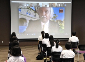 スタンフォード大学のゲイリー・ムカイ博士が激励の言葉を述べた開講式=葺合高校 スタンフォード大学のゲイリー・ムカイ博士が激励の言葉を述べた開講式=葺合高校