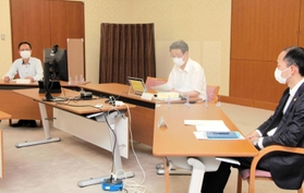 裁判官、検察官、弁護士がオンラインで法曹三者の仕事について説明した=神戸市中央区橘通2、神戸地裁 裁判官、検察官、弁護士がオンラインで法曹三者の仕事について説明した=神戸市中央区橘通2、神戸地裁