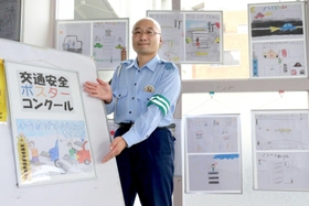 玄関に張り出された交通安全啓発のポスター=東灘署 玄関に張り出された交通安全啓発のポスター=東灘署