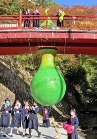 ねね橋に展示された巨大ひょうたん=北区有馬町(松蔭中学・高校美術部提供) ねね橋に展示された巨大ひょうたん=北区有馬町(松蔭中学・高校美術部提供)