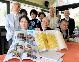 設立20年の記念誌を発行した「KOBE観光ガイドボランティア」のメンバー=神戸市中央区北野町3 設立20年の記念誌を発行した「KOBE観光ガイドボランティア」のメンバー=神戸市中央区北野町3