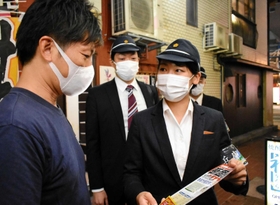 暴力団の不当要求について、飲食店主に注意を呼び掛ける警察官=神戸市中央区北長狭通1 暴力団の不当要求について、飲食店主に注意を呼び掛ける警察官=神戸市中央区北長狭通1