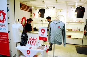 大阪・関西万博の公式グッズを販売している店舗=神戸市中央区三宮町1 大阪・関西万博の公式グッズを販売している店舗=神戸市中央区三宮町1