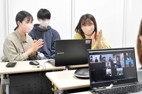 オンラインで未入国留学生と交流を深める流通科学大学の学生=神戸市西区学園西町3 オンラインで未入国留学生と交流を深める流通科学大学の学生=神戸市西区学園西町3