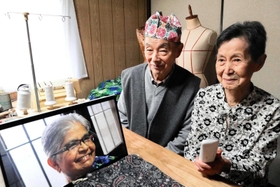 パソコン画面で元研修生ラダさんの写真を見詰める岩佐康子さん(右)と夫の行博さん。毎月、電話で話す=姫路市大津区天満 パソコン画面で元研修生ラダさんの写真を見詰める岩佐康子さん(右)と夫の行博さん。毎月、電話で話す=姫路市大津区天満