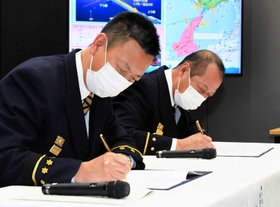 覚書を交わす、神戸市の鍵本敦消防局長(手前)と淡路広域消防事務組合消防本部の川上洋司消防長=神戸市役所4号館 覚書を交わす、神戸市の鍵本敦消防局長(手前)と淡路広域消防事務組合消防本部の川上洋司消防長=神戸市役所4号館
