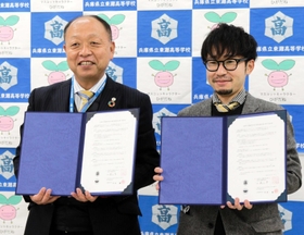 教育活動支援に関する協定書を交わした徳山学校長(左)と松竹芸能の担当者=神戸市東灘区深江浜町、東灘高校 教育活動支援に関する協定書を交わした徳山学校長(左)と松竹芸能の担当者=神戸市東灘区深江浜町、東灘高校