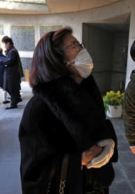 瞑想空間を訪れ、亡くなった2人の同僚に思いをはせる西川由美子さん=東遊園地(撮影・鈴木雅之) 瞑想空間を訪れ、亡くなった2人の同僚に思いをはせる西川由美子さん=東遊園地(撮影・鈴木雅之)