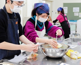 ポリ袋に具材を入れ、水圧を使って空気を抜く様子=神戸市灘区深田町4、灘区文化センター ポリ袋に具材を入れ、水圧を使って空気を抜く様子=神戸市灘区深田町4、灘区文化センター
