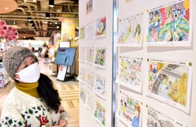 伊川をテーマにした地元中学生のイラストが並ぶ展示スペース=神戸市西区池上3 伊川をテーマにした地元中学生のイラストが並ぶ展示スペース=神戸市西区池上3