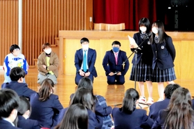 即興漫才に挑戦した生徒=東灘高校 即興漫才に挑戦した生徒=東灘高校