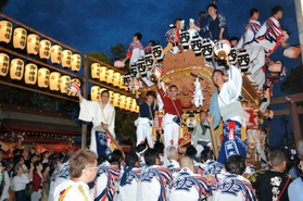 勇壮に宮入りするだんじり=2019年5月、神戸市東灘区住吉宮町7、本住吉神社 勇壮に宮入りするだんじり=2019年5月、神戸市東灘区住吉宮町7、本住吉神社