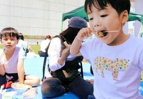 地元グルメを味わう子どもら=神戸市垂水区東舞子町 地元グルメを味わう子どもら=神戸市垂水区東舞子町