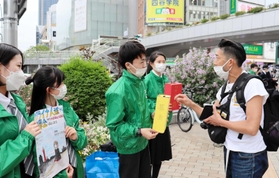 募金活動をする生徒たち=神戸市中央区三宮町1 募金活動をする生徒たち=神戸市中央区三宮町1