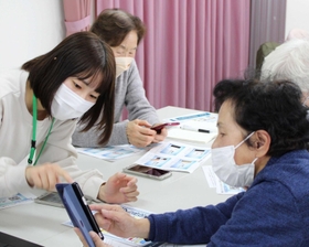 昨年、神戸市須磨区で開かれたスマホ教室の様子(同市提供) 昨年、神戸市須磨区で開かれたスマホ教室の様子(同市提供)