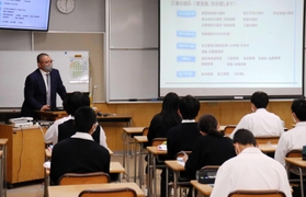 北浦欽也さんが仕事の魅力などを語った授業=神戸市中央区脇浜町1 北浦欽也さんが仕事の魅力などを語った授業=神戸市中央区脇浜町1