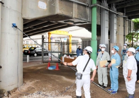 市職員らが橋梁点検の最新技術について学んだ=神戸市兵庫区御崎本町1 市職員らが橋梁点検の最新技術について学んだ=神戸市兵庫区御崎本町1