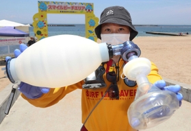 ライフセーバーが使う人工呼吸用のマスク。感染防止のための特殊なフィルターを備える=7日午前、須磨海水浴場(撮影・長嶺麻子) ライフセーバーが使う人工呼吸用のマスク。感染防止のための特殊なフィルターを備える=7日午前、須磨海水浴場(撮影・長嶺麻子)