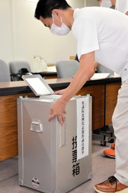 投票所を設営する市職員ら=神戸市中央区役所 投票所を設営する市職員ら=神戸市中央区役所