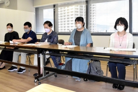 不登校支援に関するアンケートを神戸市教育委員会に提出した保護者ら=神戸市役所 不登校支援に関するアンケートを神戸市教育委員会に提出した保護者ら=神戸市役所