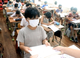これから夏休み。教室では児童が通知表を受け取った=西須磨小学校(画像の一部を加工しています) これから夏休み。教室では児童が通知表を受け取った=西須磨小学校(画像の一部を加工しています)