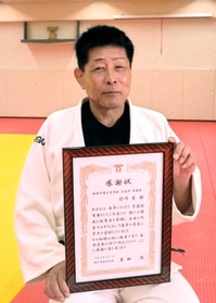 垂水区民賞を受けた信川厚さん=神戸市中央区山本通4 垂水区民賞を受けた信川厚さん=神戸市中央区山本通4
