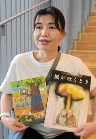 2冊の児童書との出合いを話す十河和恵さん=中央区加納町6 2冊の児童書との出合いを話す十河和恵さん=中央区加納町6
