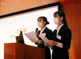 ヴィクトリーナ姫路を盛り上げる独自の企画を提案した学生たち=神戸市長田区、神戸常盤アリーナ