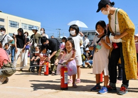 消火器訓練に取り組む子どもたち=神戸市東灘区深江北町2 消火器訓練に取り組む子どもたち=神戸市東灘区深江北町2