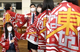 六甲アイランド高校の生徒がデザインした法被=神戸市東灘区 六甲アイランド高校の生徒がデザインした法被=神戸市東灘区