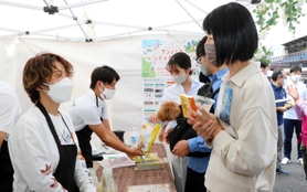 注カフェで注文を聞きながら吃音について説明する当事者たち=神戸市中央区雲井通8 注カフェで注文を聞きながら吃音について説明する当事者たち=神戸市中央区雲井通8