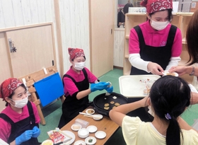 アレンジレシピを調理する神戸松蔭女子学院大の学生=神戸市灘区深田町4 アレンジレシピを調理する神戸松蔭女子学院大の学生=神戸市灘区深田町4