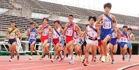 勢いよくスタートする男子1区の選手=三木総合防災公園陸上競技場 勢いよくスタートする男子1区の選手=三木総合防災公園陸上競技場