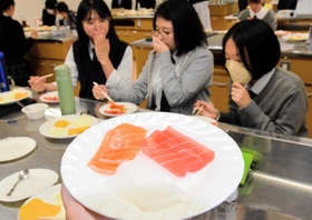 本物のイカやマグロそっくりな代替シーフード。材料はこんにゃく粉だという=神戸大学付属中等教育学校 本物のイカやマグロそっくりな代替シーフード。材料はこんにゃく粉だという=神戸大学付属中等教育学校