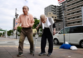 氷店を営む衣笠雄三さん(左)の車で出勤。「人の助けがあって続けられてるんや」=神戸市中央区楠町6、鮨いずも(撮影・坂井萌香) 氷店を営む衣笠雄三さん(左)の車で出勤。「人の助けがあって続けられてるんや」=神戸市中央区楠町6、鮨いずも(撮影・坂井萌香)