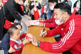 憧れの選手を前に大喜びする子どもら=神戸市東灘区御影中町3 憧れの選手を前に大喜びする子どもら=神戸市東灘区御影中町3