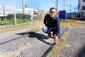 臨港線の線路跡について解説する鳥瞰図絵師の青山大介さん=神戸市兵庫区築地町 臨港線の線路跡について解説する鳥瞰図絵師の青山大介さん=神戸市兵庫区築地町