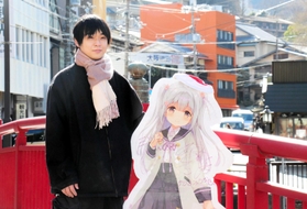 「推しキャラ」の有馬楓花と並ぶ西村奏祐さん=神戸市北区有馬町 「推しキャラ」の有馬楓花と並ぶ西村奏祐さん=神戸市北区有馬町