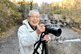 自宅近くを流れる住吉川沿いでカメラを構える園部治之さん=神戸市東灘区住吉山手6 自宅近くを流れる住吉川沿いでカメラを構える園部治之さん=神戸市東灘区住吉山手6