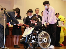表彰される和田山特別支援学校の近藤玲央さん(中央手前)と川見莉子さん(同奥)=県公館 表彰される和田山特別支援学校の近藤玲央さん(中央手前)と川見莉子さん(同奥)=県公館