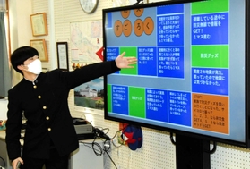 卒業研究でつくった「防災すごろく」を紹介する岩尾正貴さん=神戸市垂水区学が丘3、舞子高校 卒業研究でつくった「防災すごろく」を紹介する岩尾正貴さん=神戸市垂水区学が丘3、舞子高校