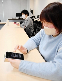 音声ソフトを使い、スマートフォンを使いこなす視覚障害者の前北奈津子さん(手前)と高尾美智子さん=神戸アイライト協会 音声ソフトを使い、スマートフォンを使いこなす視覚障害者の前北奈津子さん(手前)と高尾美智子さん=神戸アイライト協会