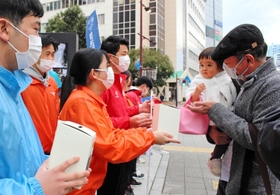 被災地への支援を呼びかける学生有志=神戸市中央区東川崎町1 被災地への支援を呼びかける学生有志=神戸市中央区東川崎町1