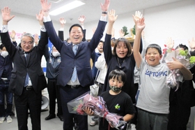支援者らと喜びを分かち合う吉田健吾氏=神戸市灘区灘北通3 支援者らと喜びを分かち合う吉田健吾氏=神戸市灘区灘北通3