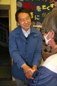 支援者と握手をする西理氏=東灘区本山中町4 支援者と握手をする西理氏=東灘区本山中町4