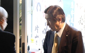 開票終了後、事務所を訪れた支援者にあいさつする安達和彦氏(右)=神戸市須磨区戎町2 開票終了後、事務所を訪れた支援者にあいさつする安達和彦氏(右)=神戸市須磨区戎町2